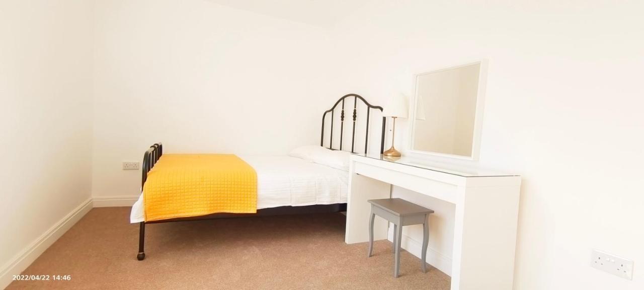 Phlox Garden Apartment Сътън Екстериор снимка
