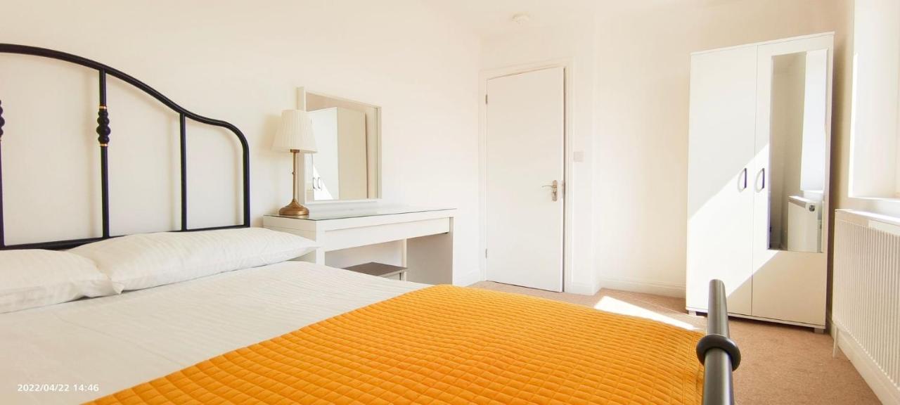 Phlox Garden Apartment Сътън Екстериор снимка