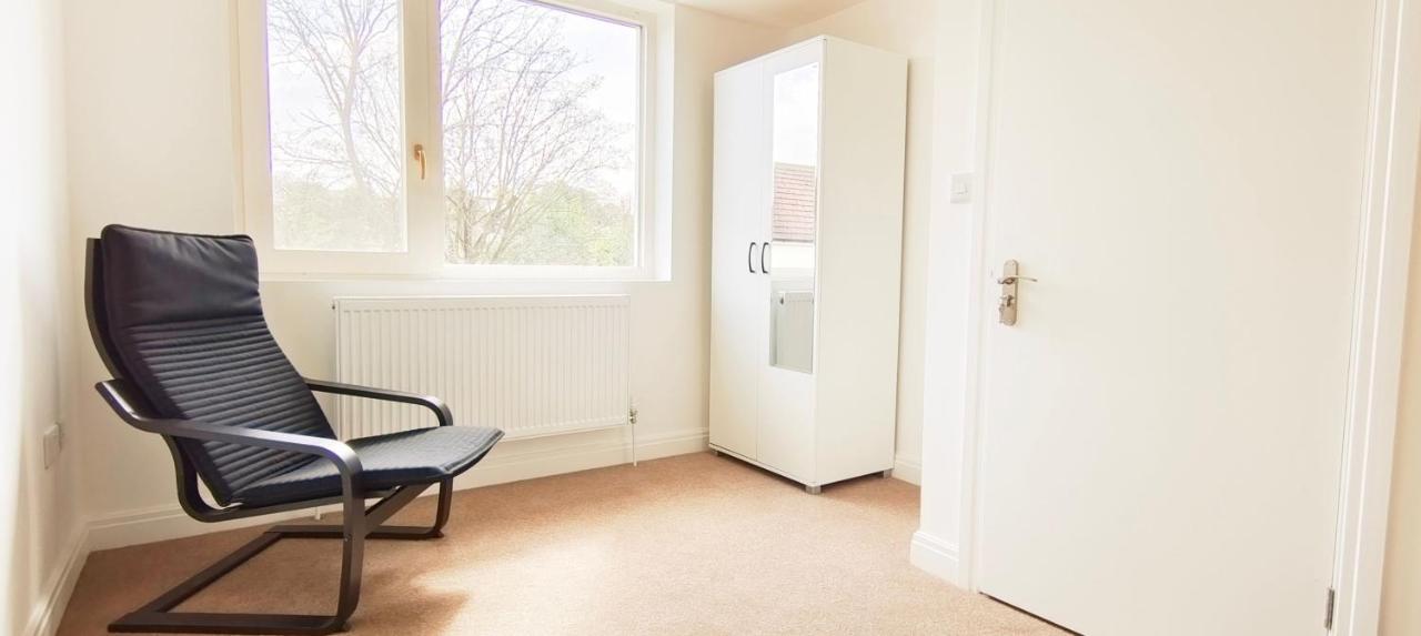 Phlox Garden Apartment Сътън Екстериор снимка