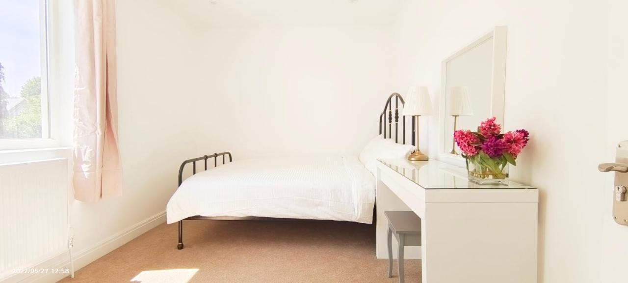 Phlox Garden Apartment Сътън Екстериор снимка