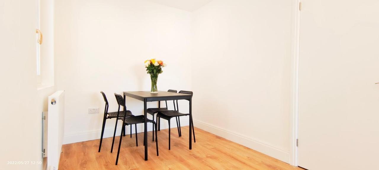Phlox Garden Apartment Сътън Екстериор снимка