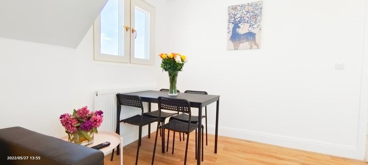 Phlox Garden Apartment Сътън Екстериор снимка