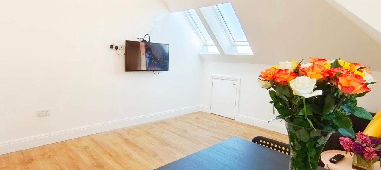 Phlox Garden Apartment Сътън Екстериор снимка