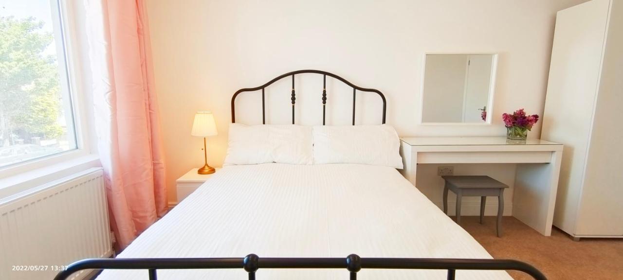 Phlox Garden Apartment Сътън Екстериор снимка
