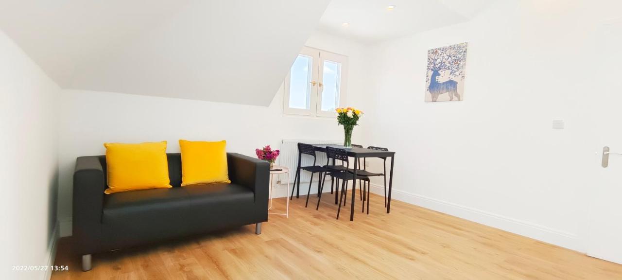 Phlox Garden Apartment Сътън Екстериор снимка