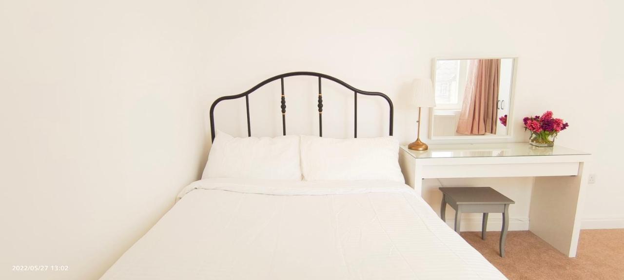 Phlox Garden Apartment Сътън Екстериор снимка