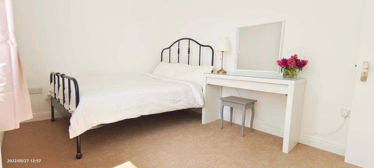 Phlox Garden Apartment Сътън Екстериор снимка