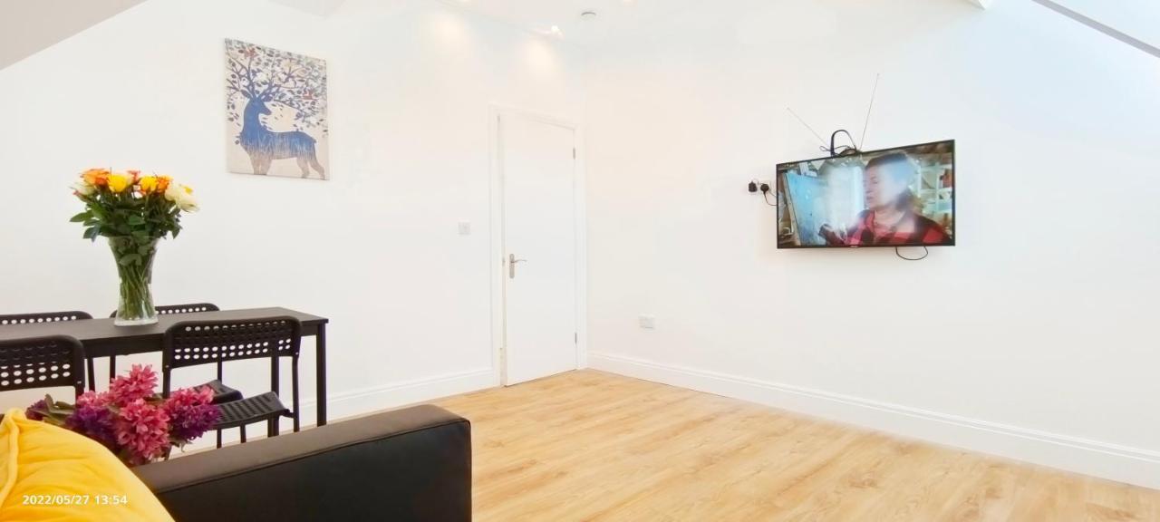 Phlox Garden Apartment Сътън Екстериор снимка
