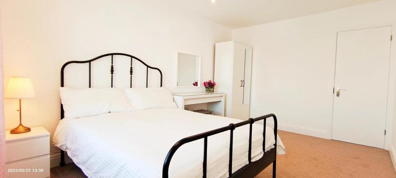 Phlox Garden Apartment Сътън Екстериор снимка