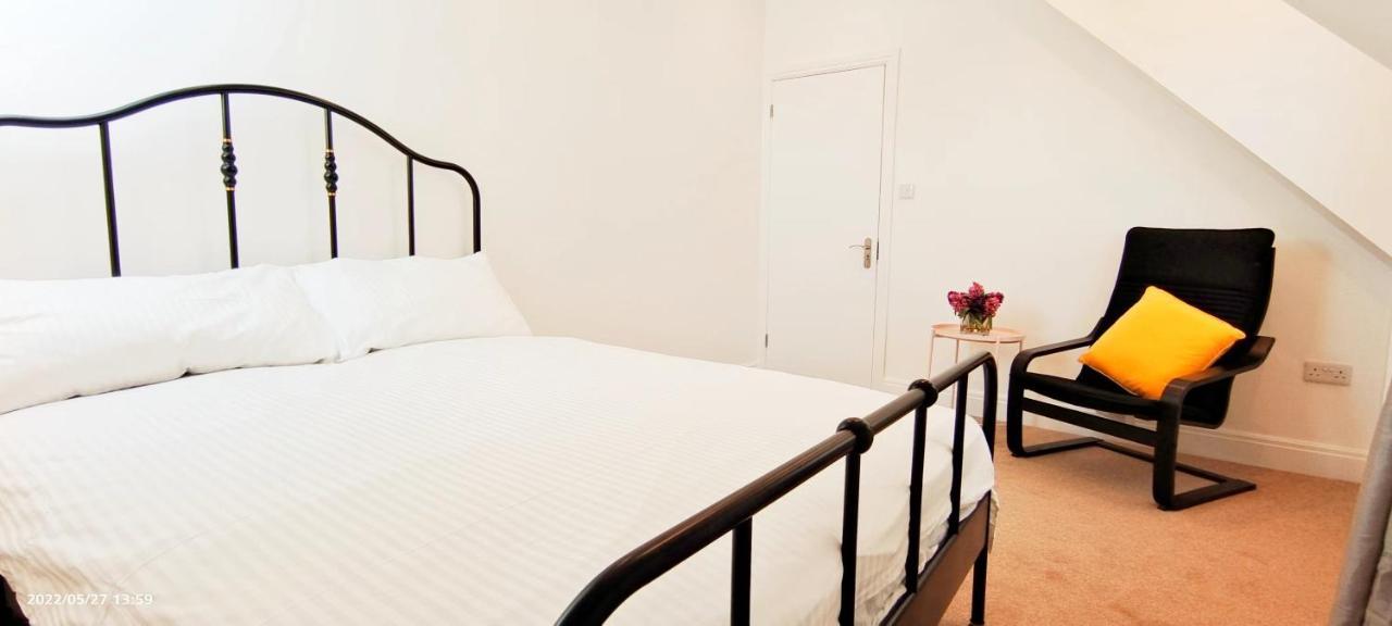 Phlox Garden Apartment Сътън Екстериор снимка