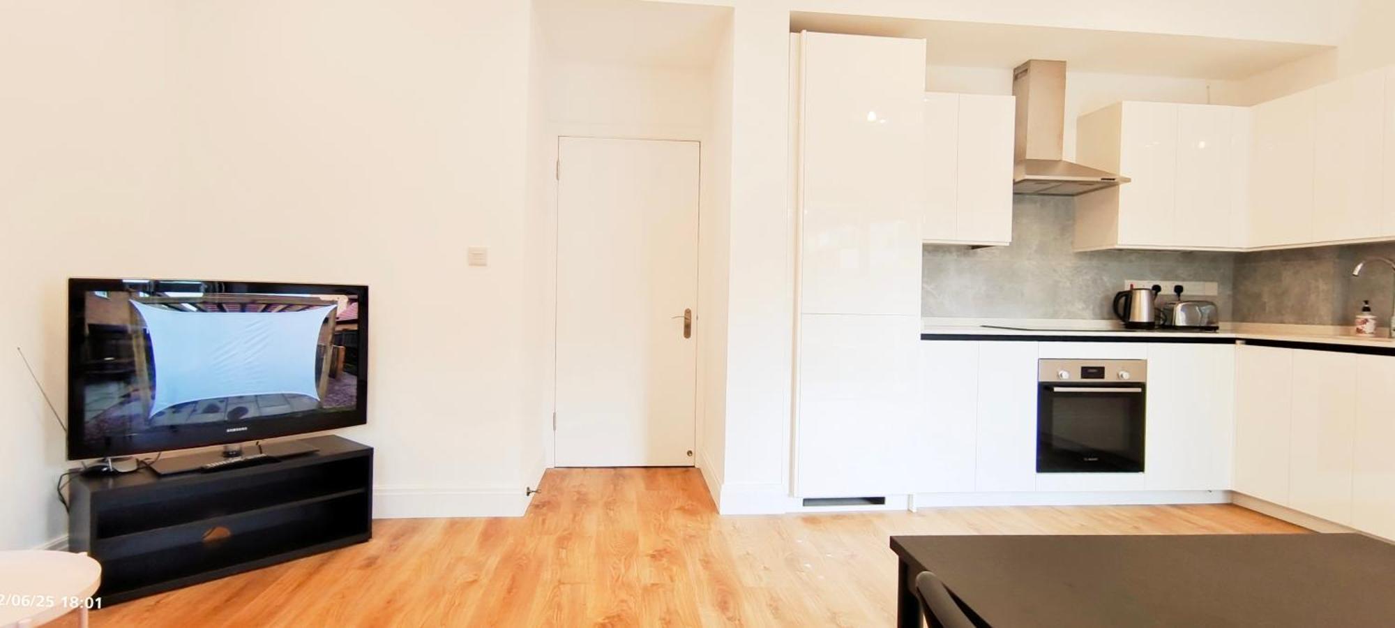 Phlox Garden Apartment Сътън Екстериор снимка