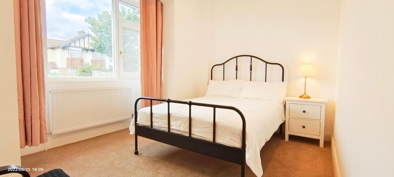 Phlox Garden Apartment Сътън Екстериор снимка