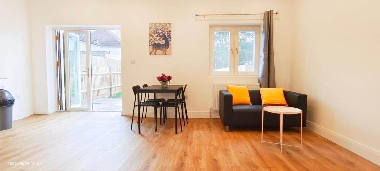 Phlox Garden Apartment Сътън Екстериор снимка