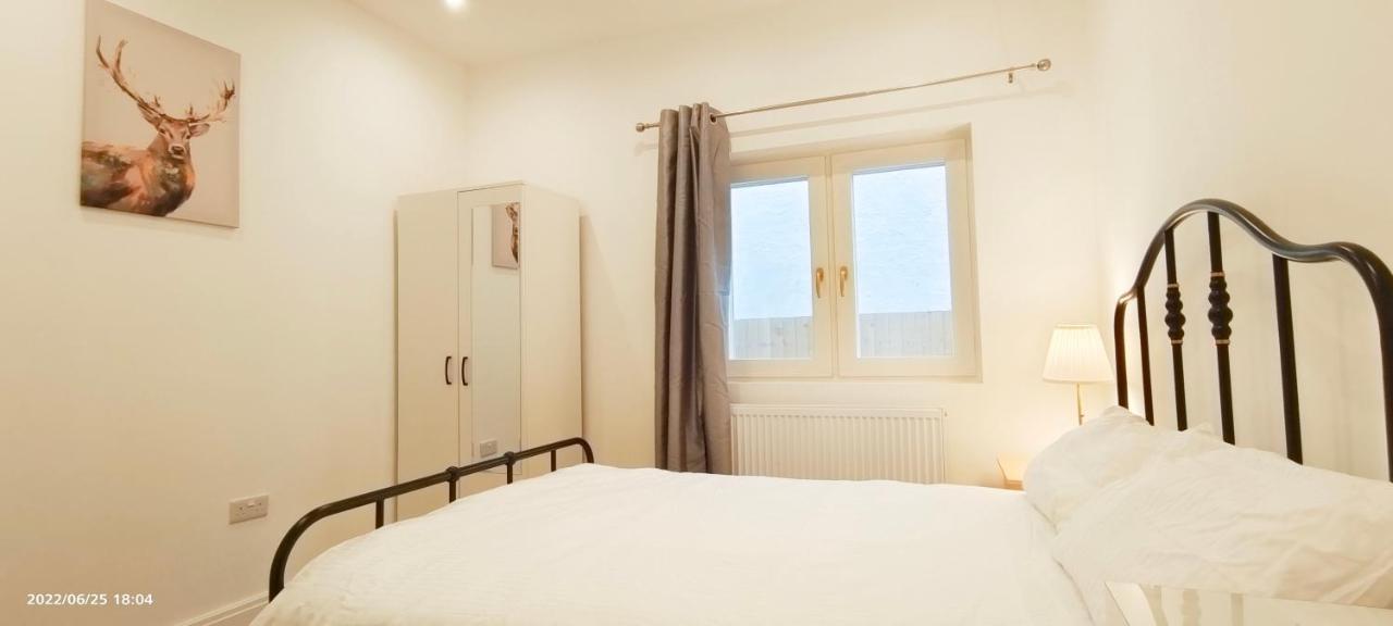 Phlox Garden Apartment Сътън Екстериор снимка