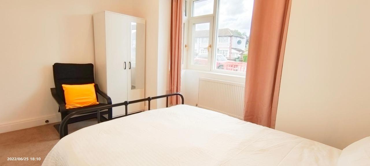 Phlox Garden Apartment Сътън Екстериор снимка