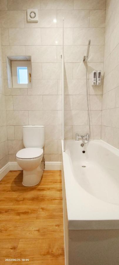 Phlox Garden Apartment Сътън Екстериор снимка