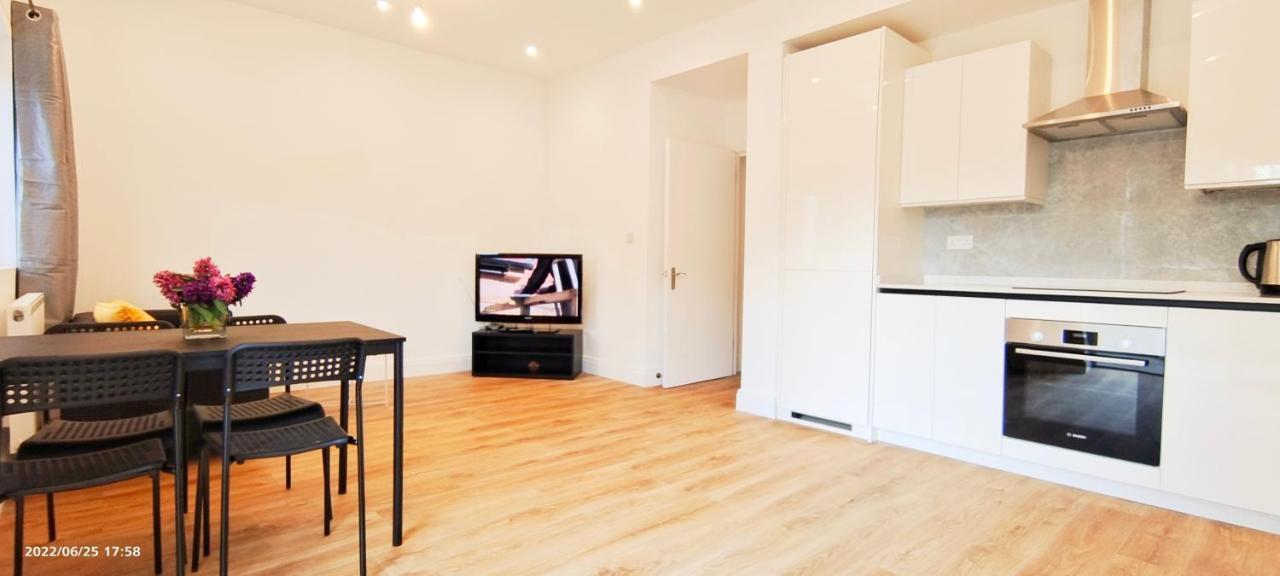 Phlox Garden Apartment Сътън Екстериор снимка