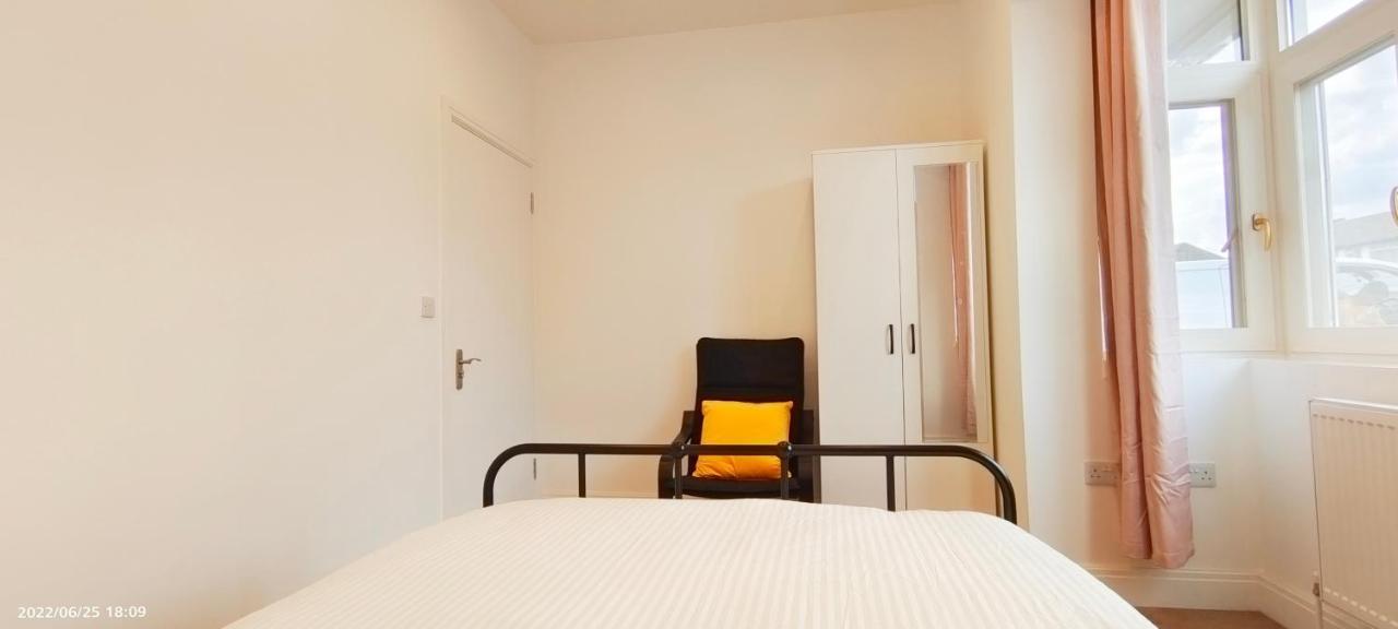 Phlox Garden Apartment Сътън Екстериор снимка