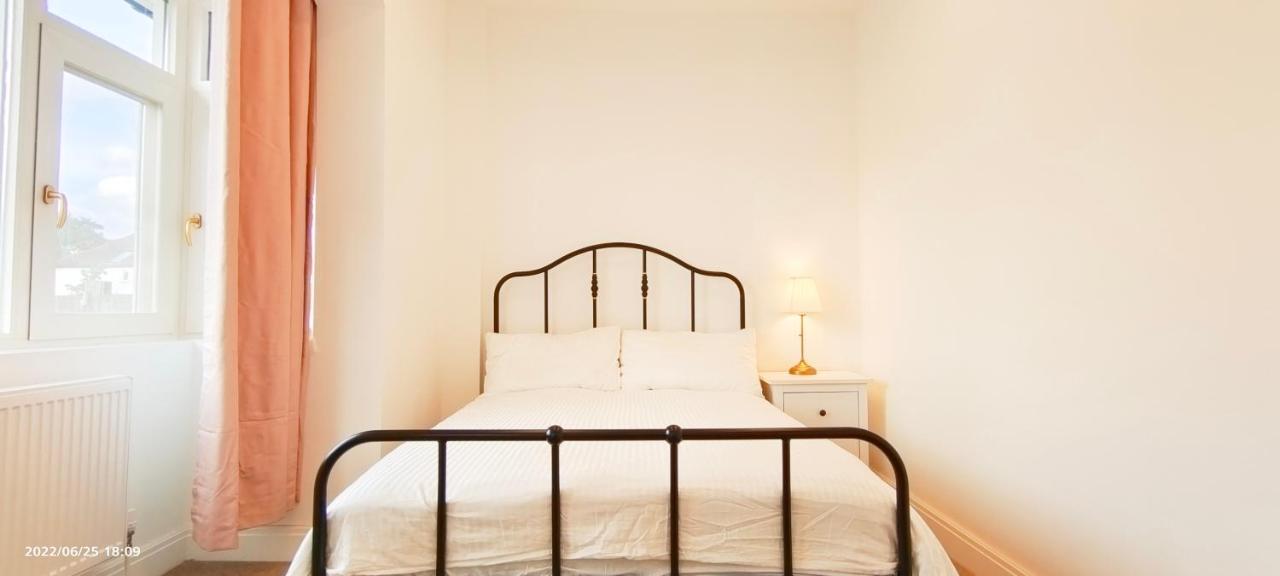 Phlox Garden Apartment Сътън Екстериор снимка