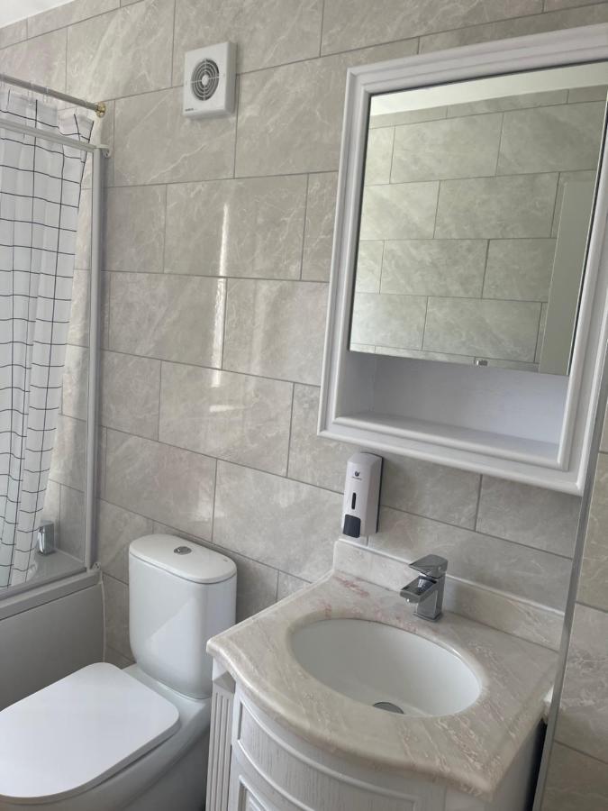 Phlox Garden Apartment Сътън Екстериор снимка