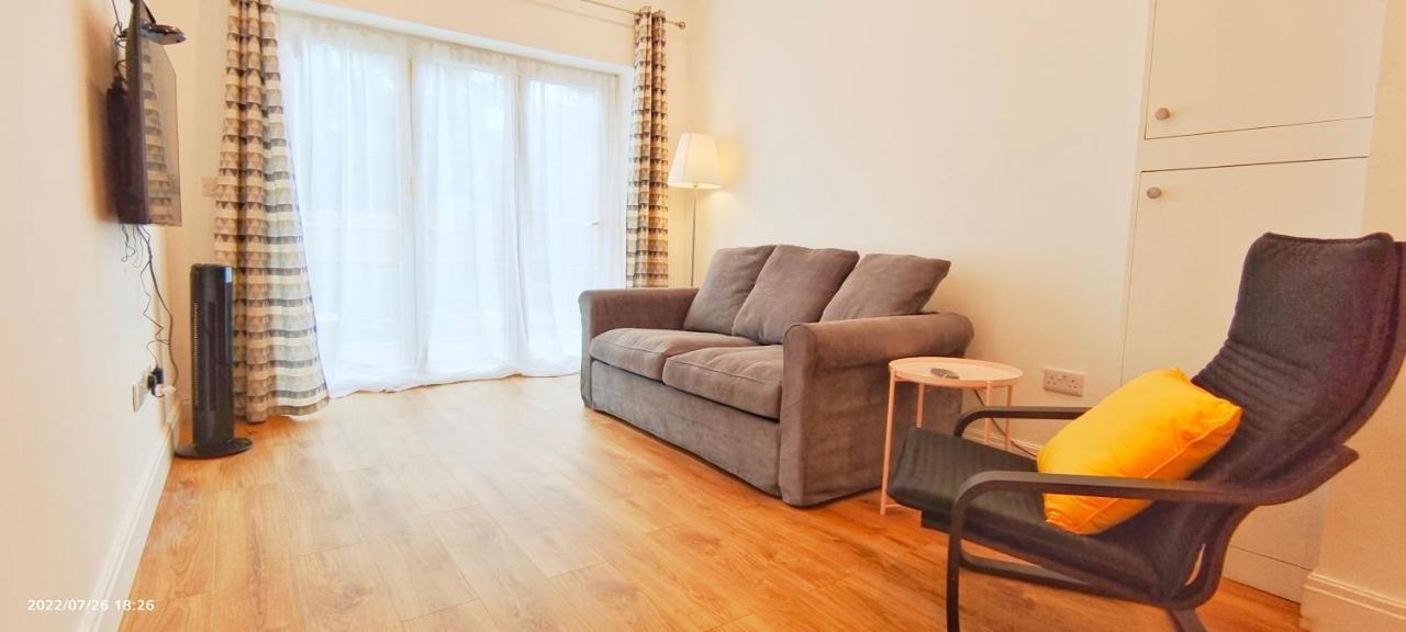 Phlox Garden Apartment Сътън Екстериор снимка