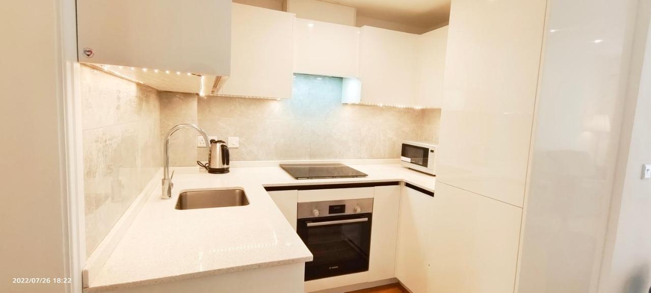 Phlox Garden Apartment Сътън Екстериор снимка