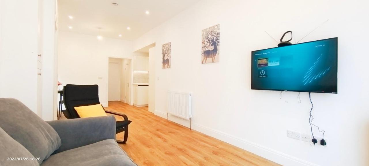 Phlox Garden Apartment Сътън Екстериор снимка