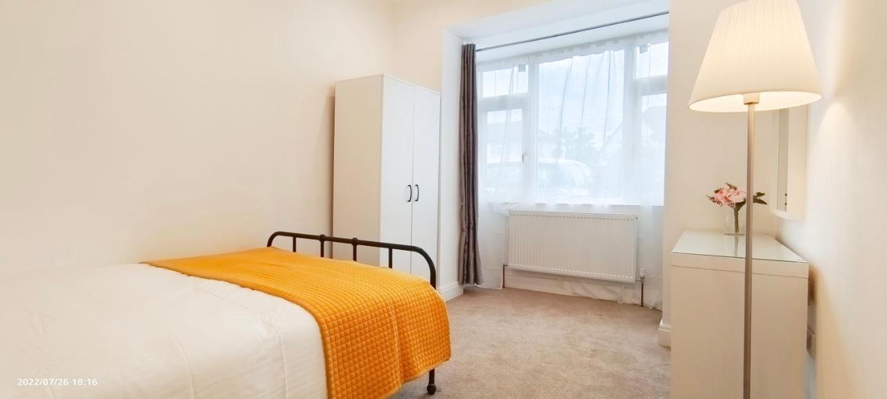 Phlox Garden Apartment Сътън Екстериор снимка