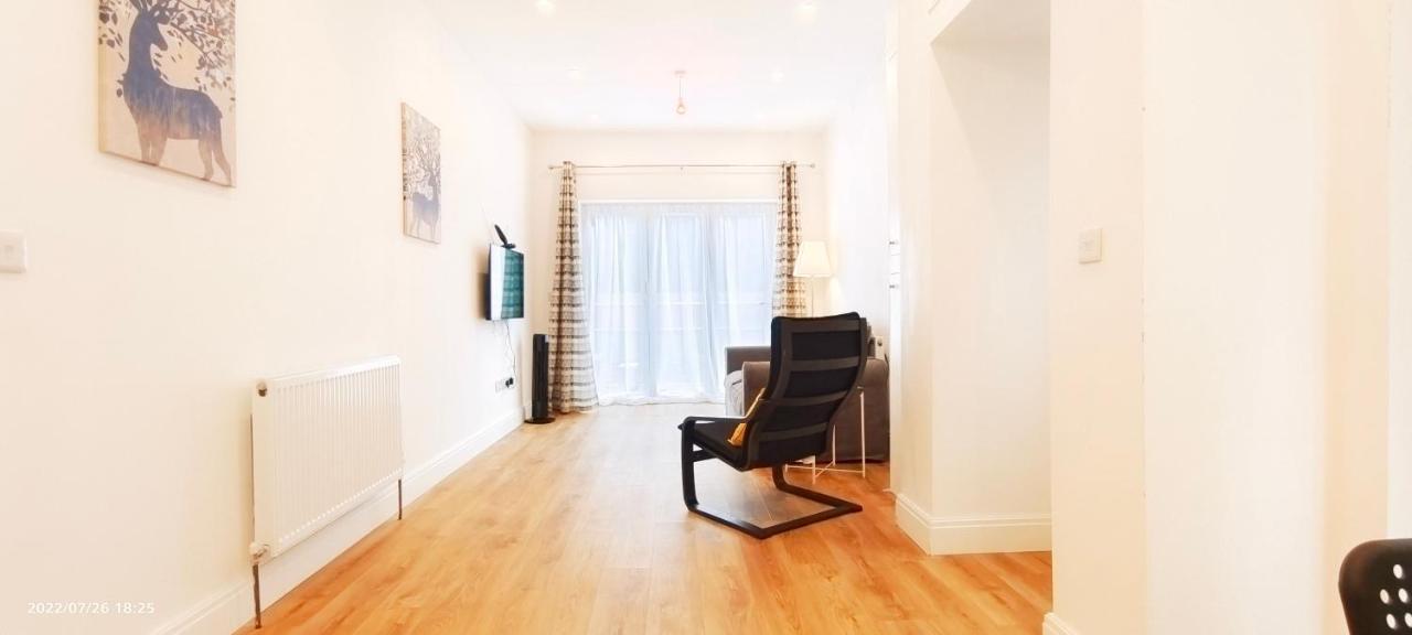 Phlox Garden Apartment Сътън Екстериор снимка