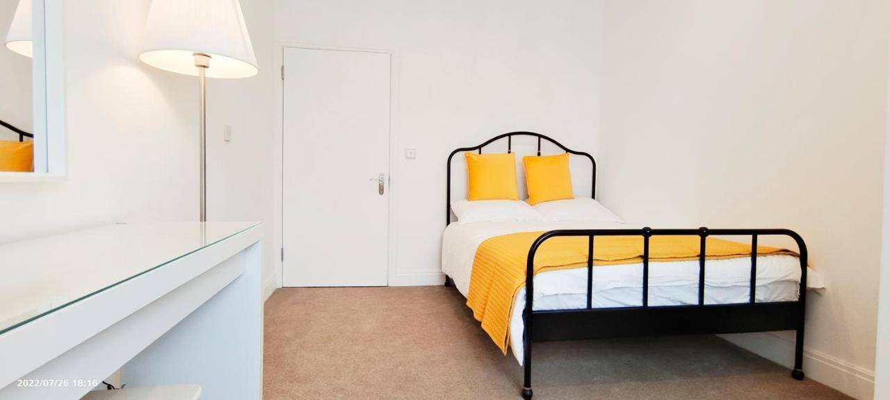 Phlox Garden Apartment Сътън Екстериор снимка