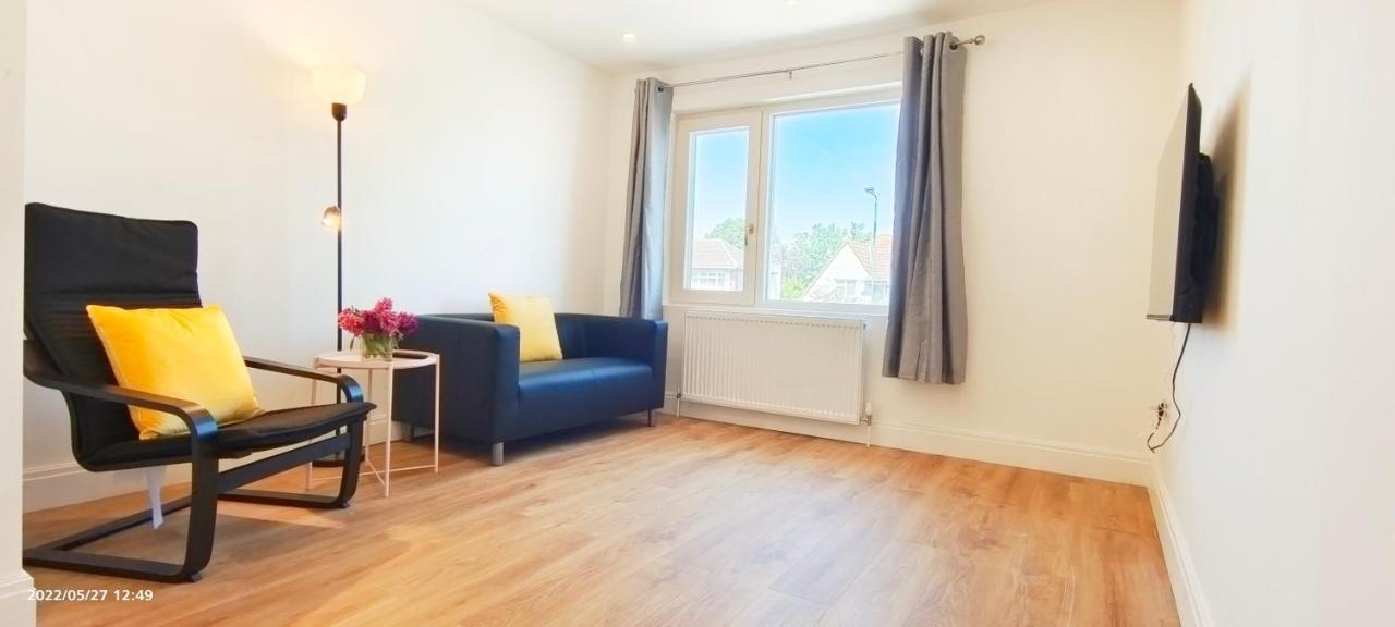 Phlox Garden Apartment Сътън Екстериор снимка