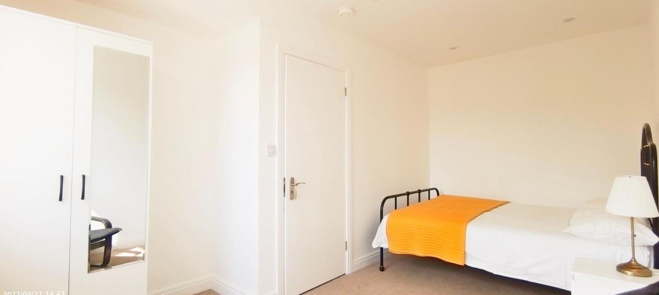 Phlox Garden Apartment Сътън Екстериор снимка