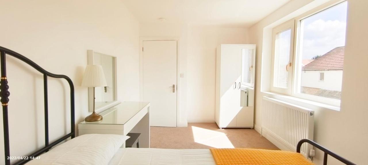 Phlox Garden Apartment Сътън Екстериор снимка